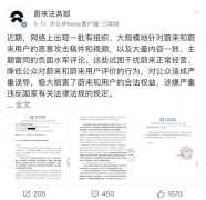 坐正在地板上的另一只狗说道：“公司的人挺多